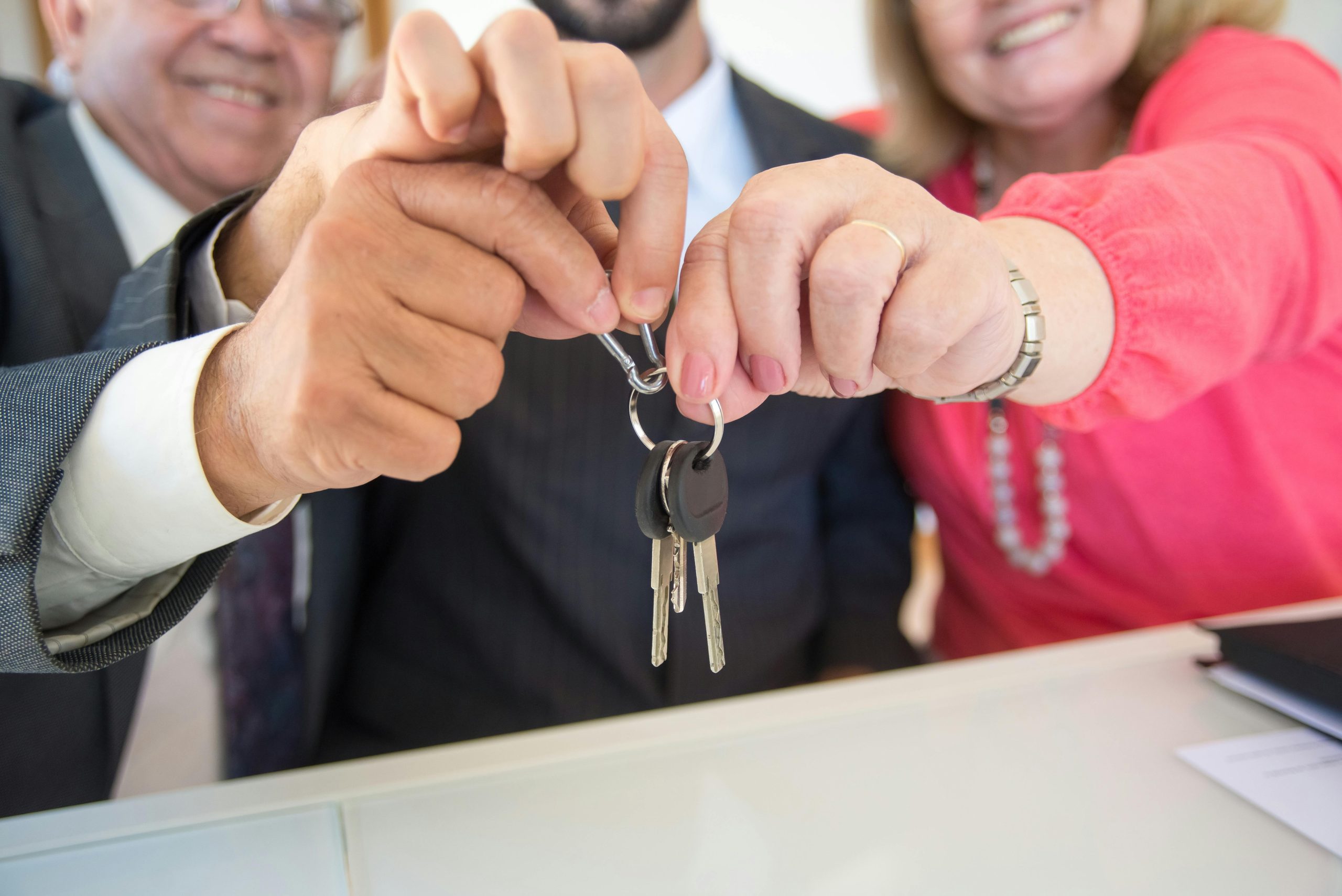 Profesionales firmando una hipoteca - contrato de préstamo inmobiliario