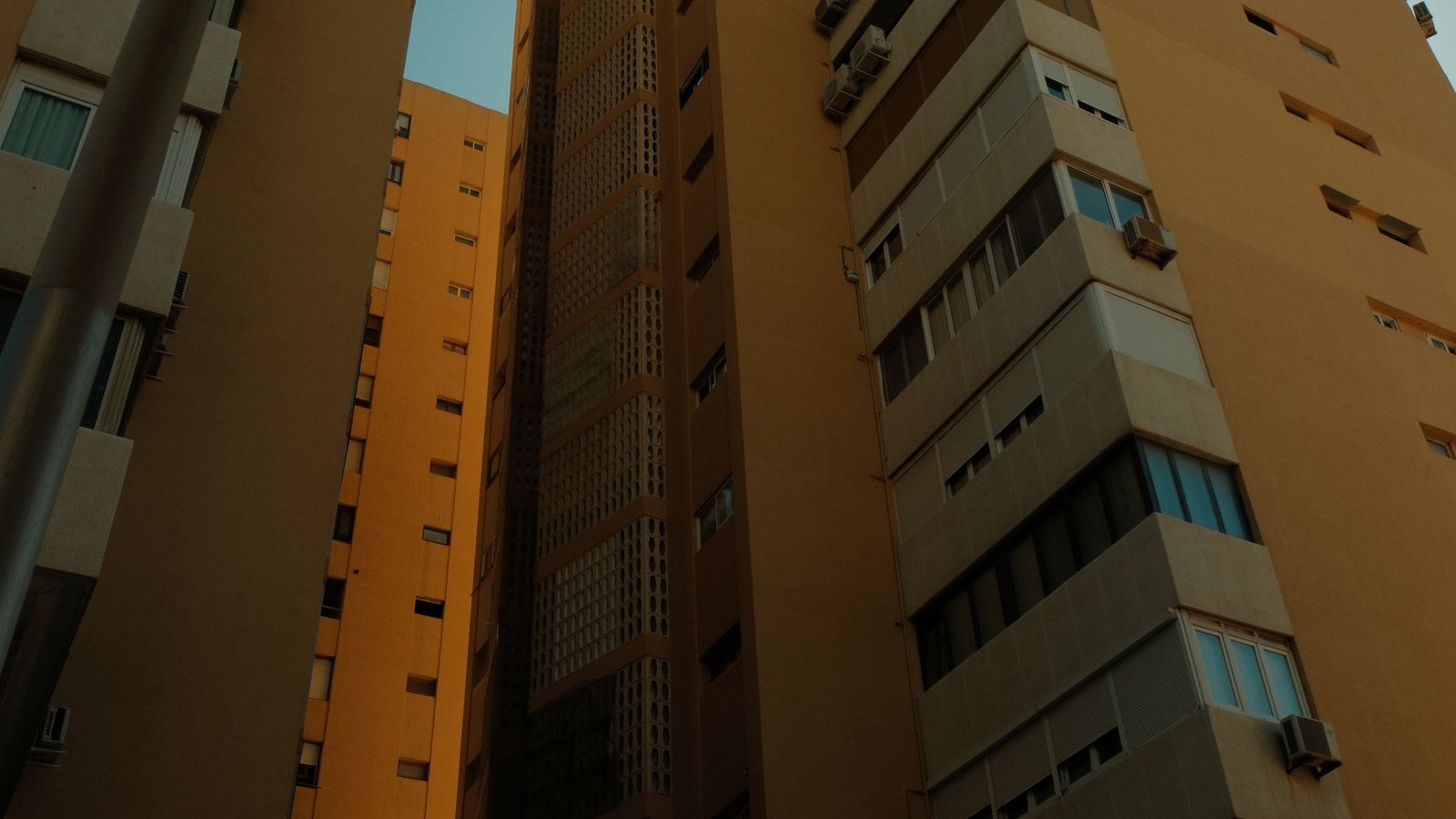Bloques de apartamentos modernos de gran altura en España bajo un cielo azul