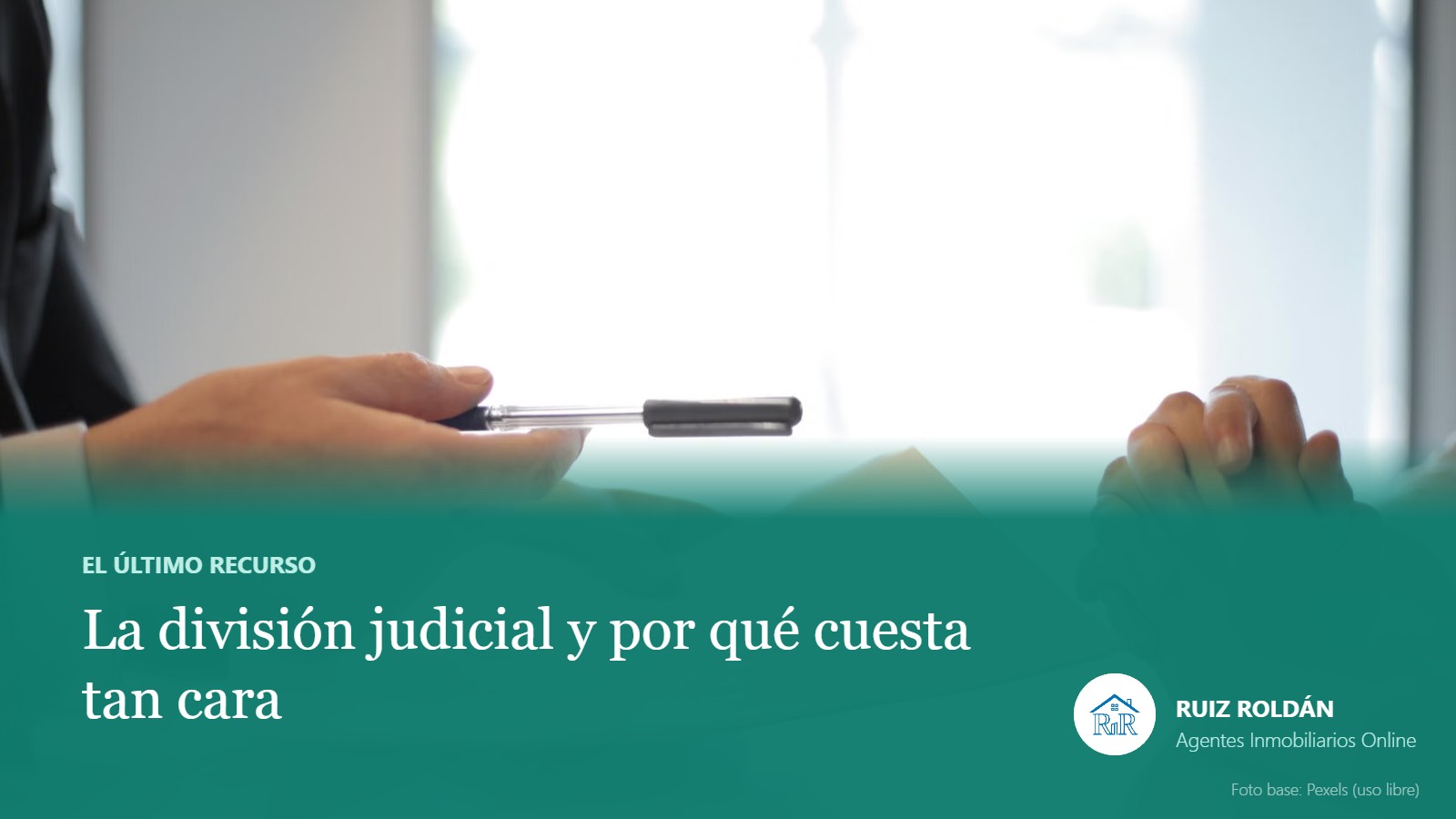 Dos personas frente a frente con un documento sobre la mesa