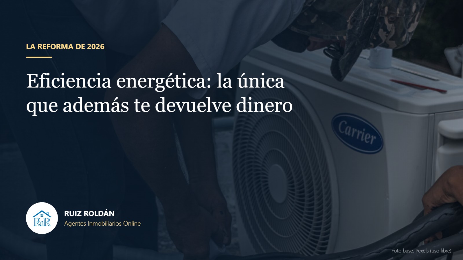 Técnico instalando una bomba de calor en una vivienda