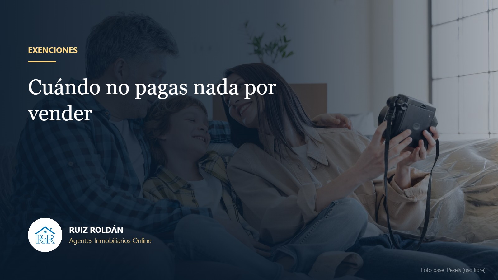 Personas revisando documentación sobre la venta de su vivienda