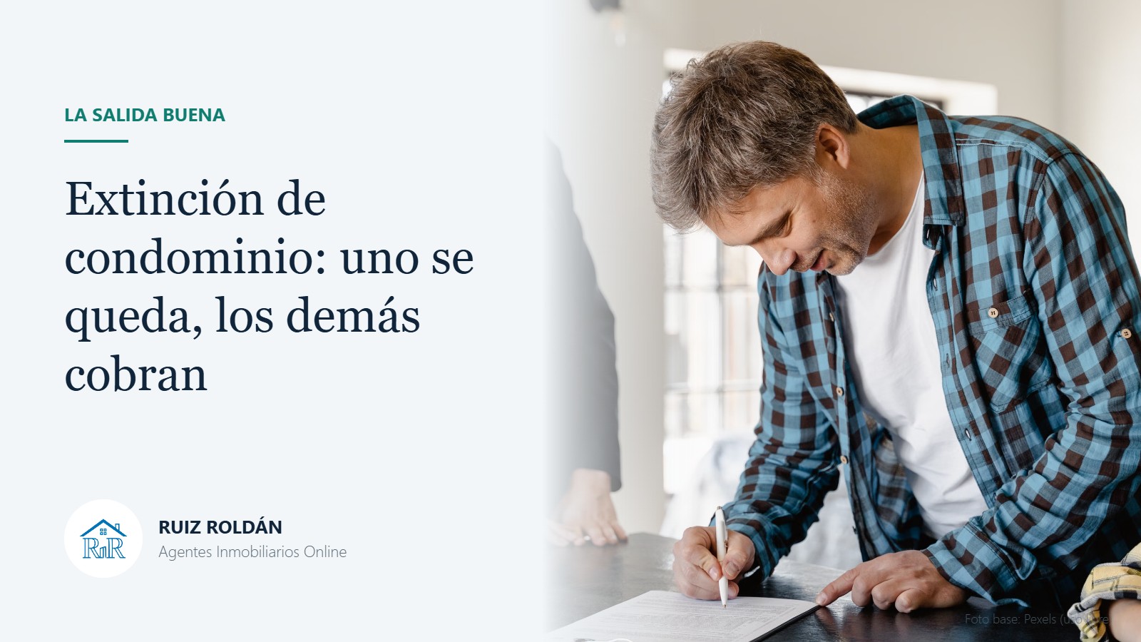 Persona firmando la escritura de adjudicación de una vivienda