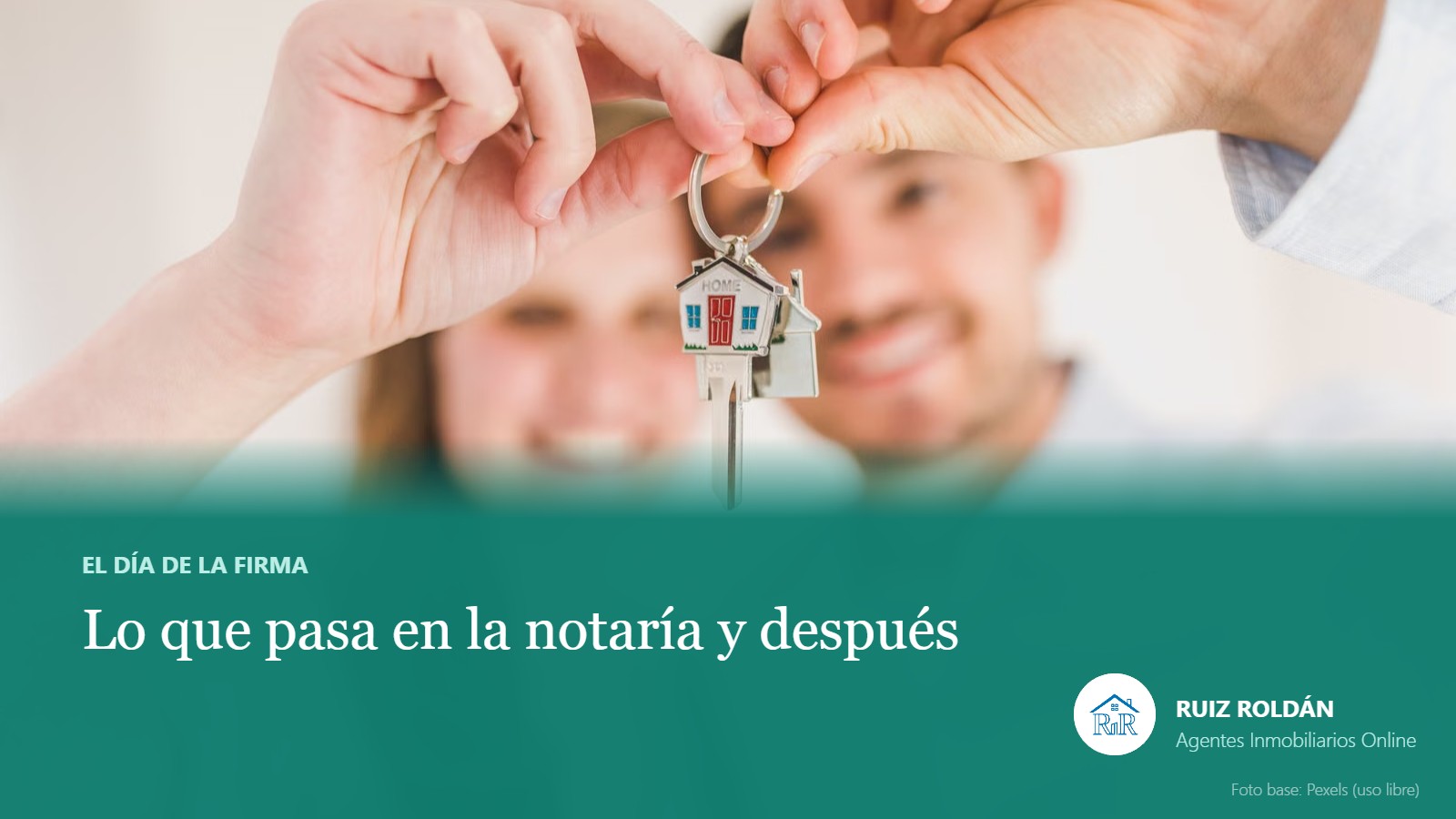Pareja sujetando las llaves de su nueva vivienda