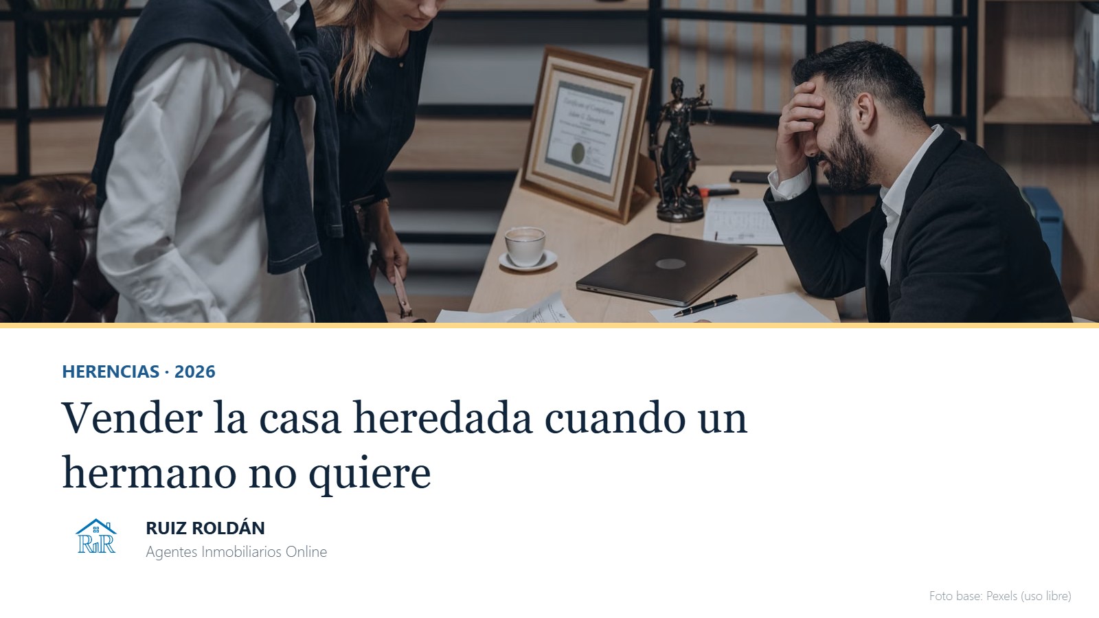 Varios herederos reunidos con documentos sobre la mesa de un despacho