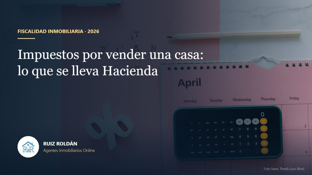 Calculadora, documentos y monedas sobre una mesa: los impuestos al vender una vivienda en España