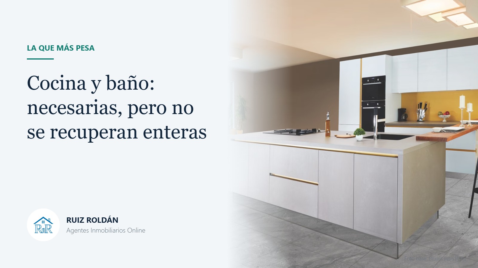 Cocina moderna reformada con isla central