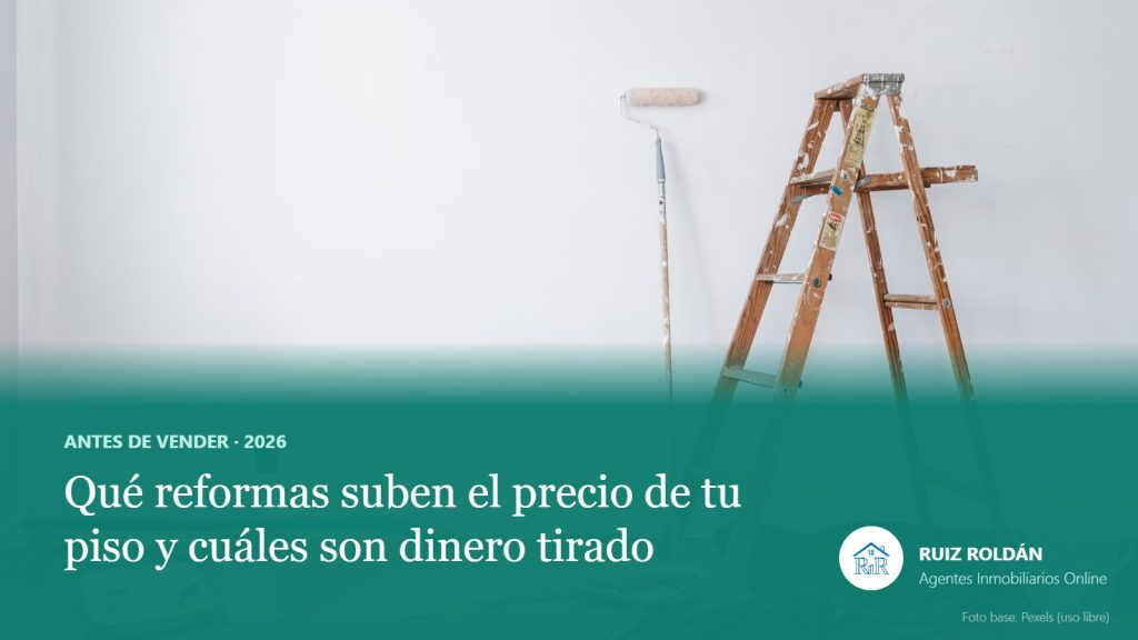 Habitación preparada para pintar con escalera y material de obra