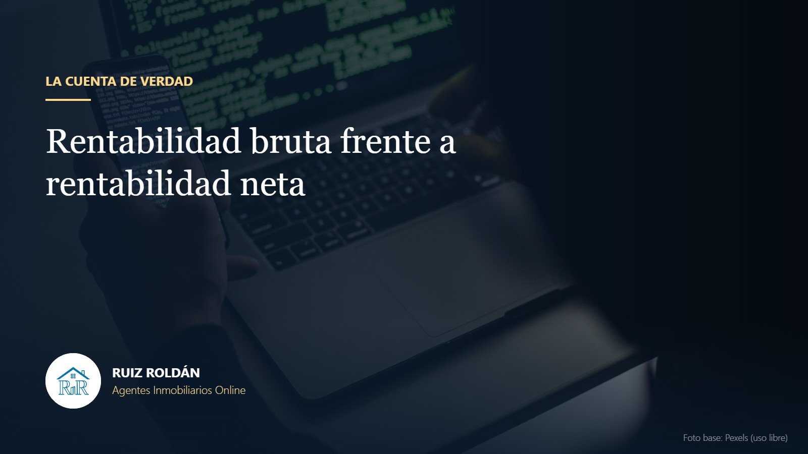 Persona haciendo cuentas con una calculadora y facturas