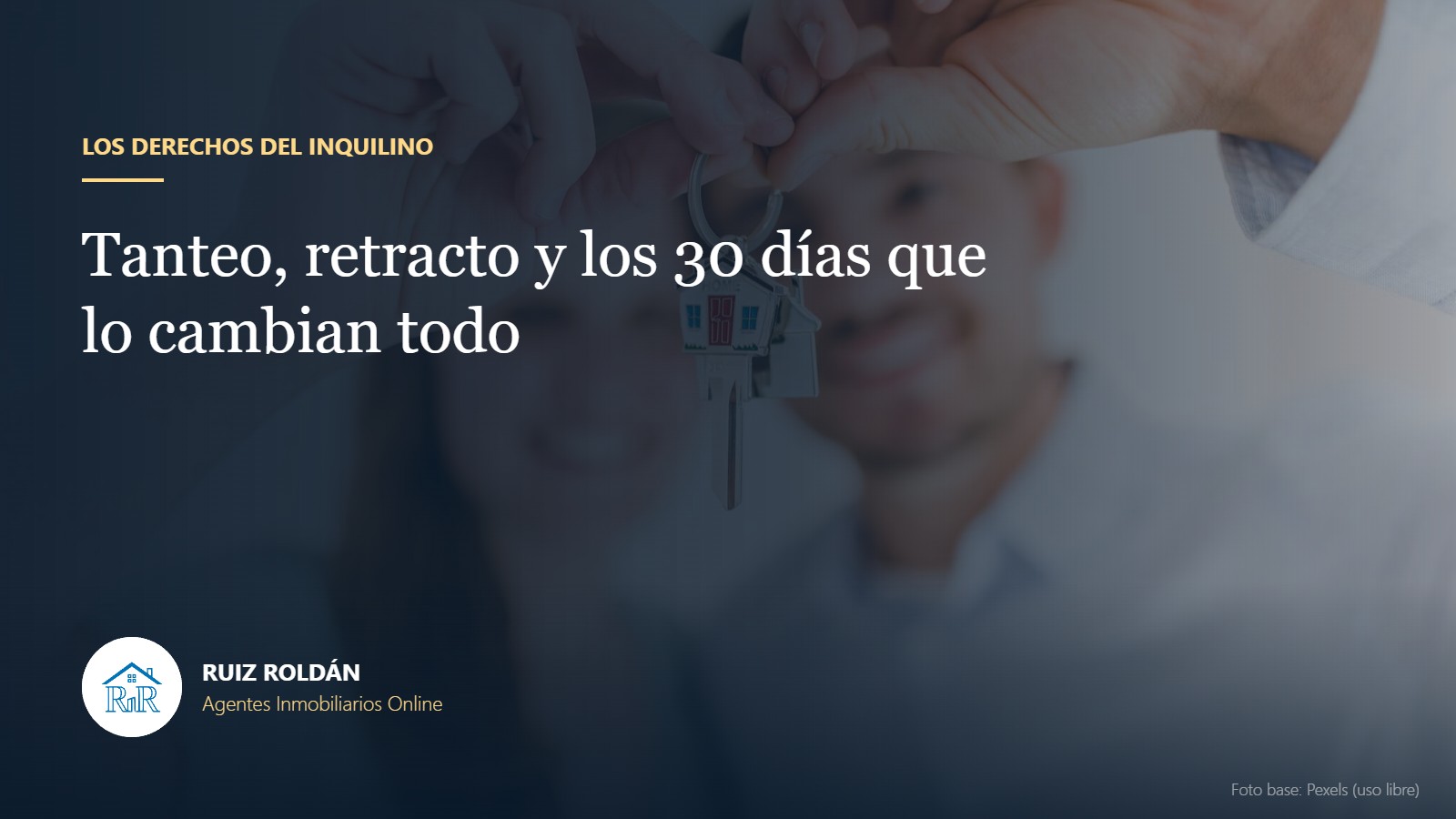 Persona firmando un documento junto a un juego de llaves