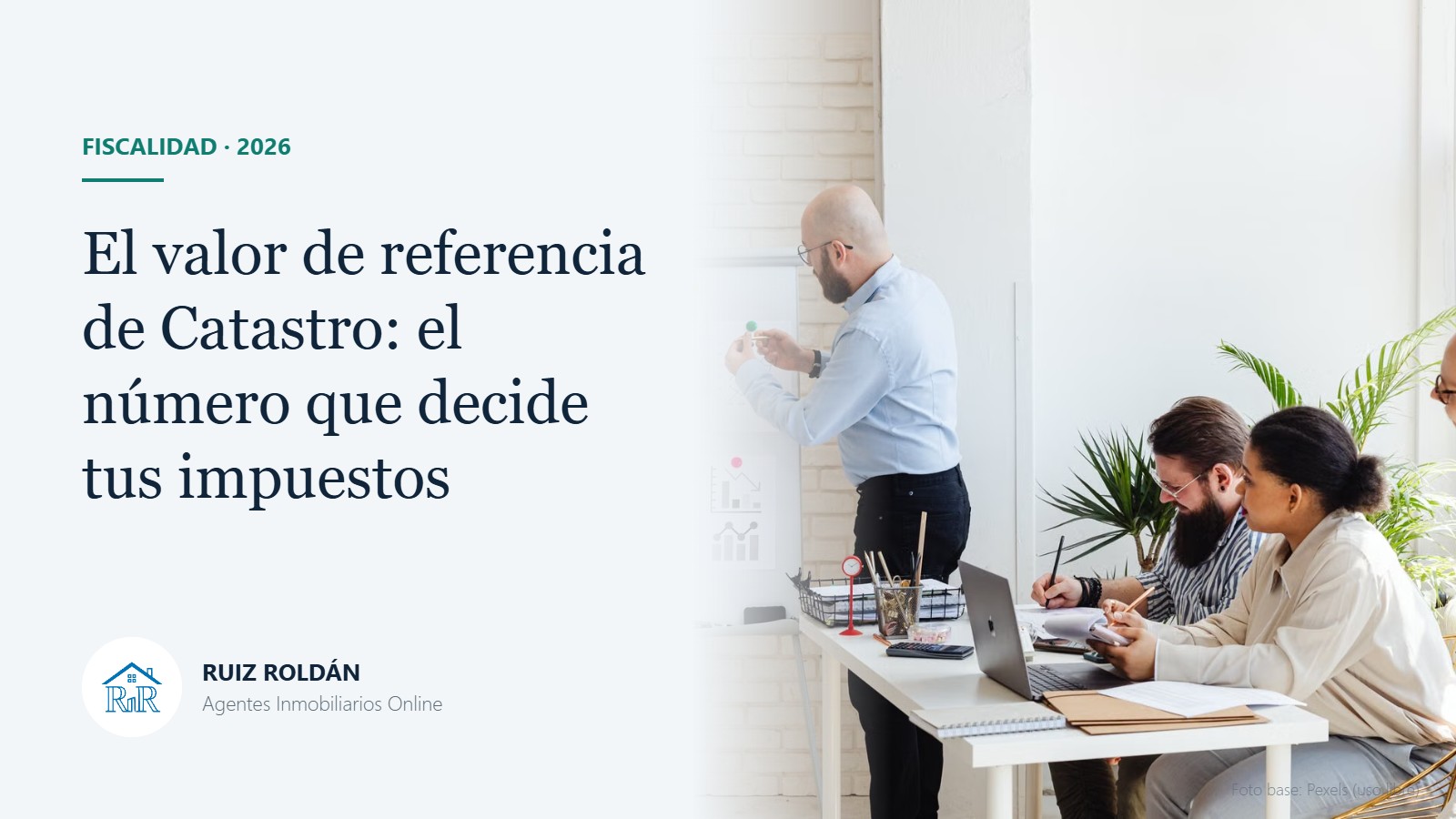 Personas revisando datos en una reunión de trabajo