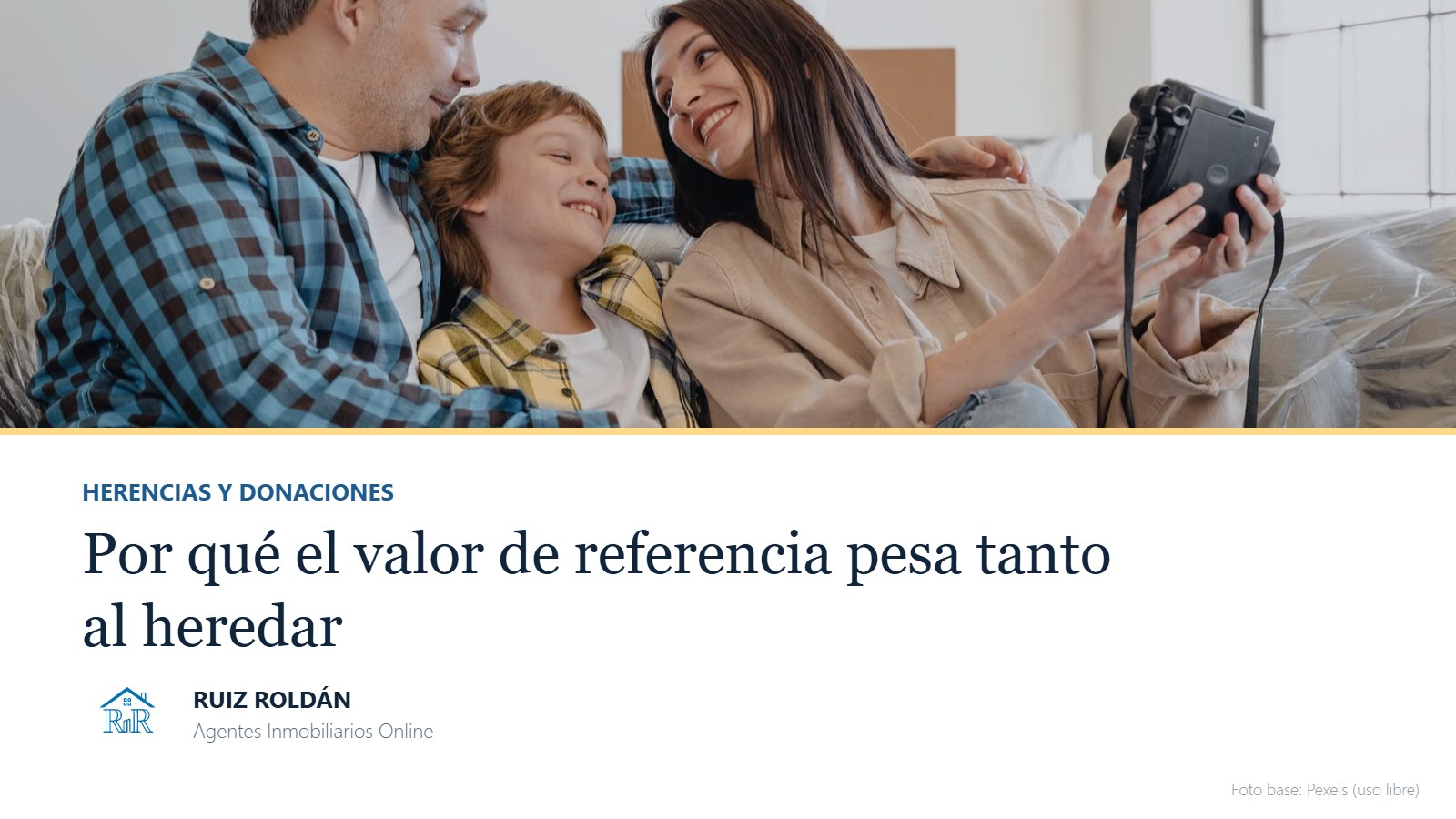 Familia reunida en el salón de su casa