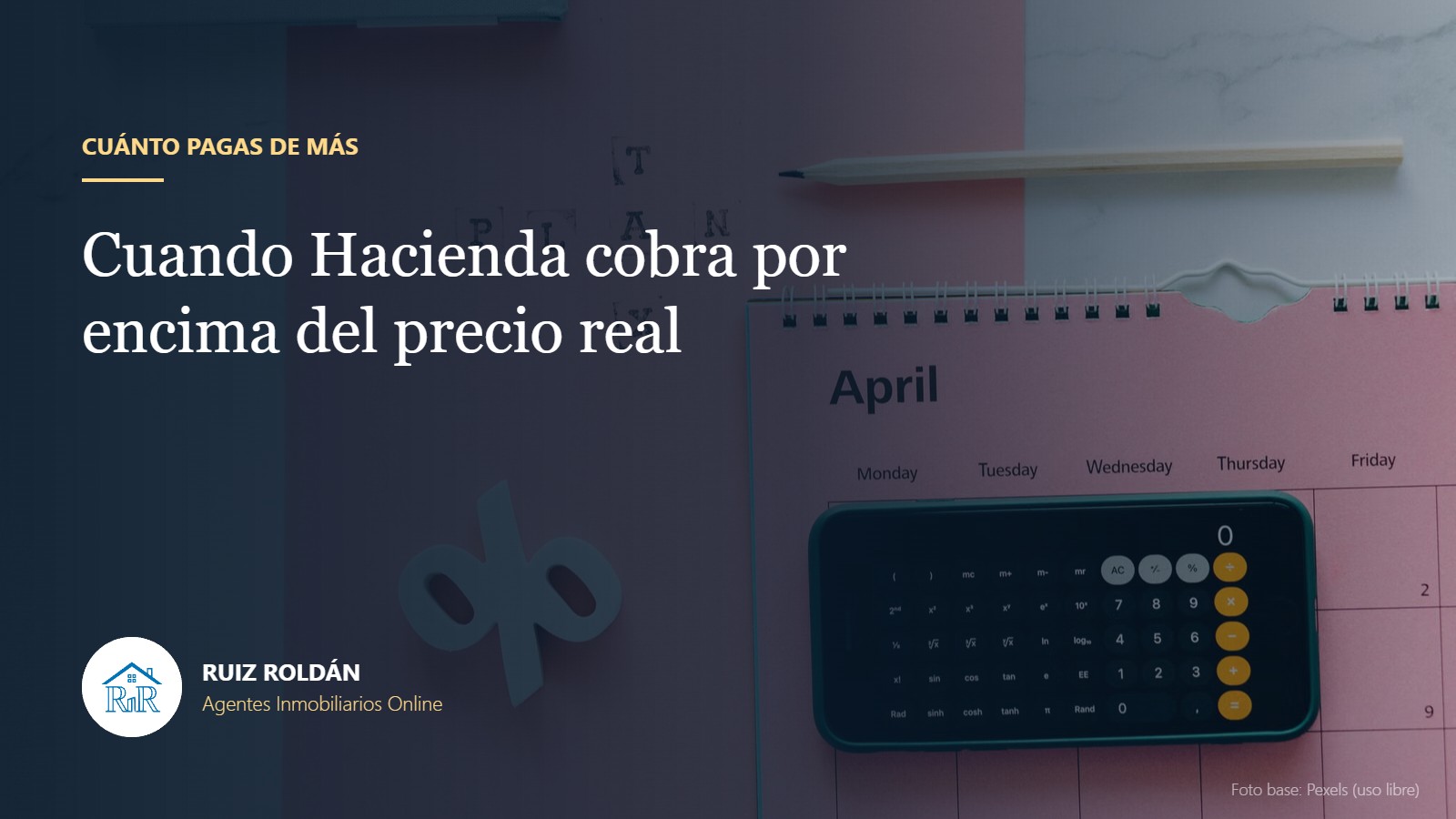 Calculadora y calendario sobre una mesa