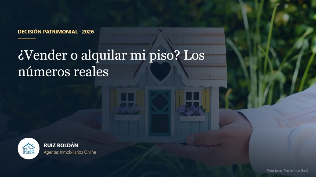 Llaves y maqueta de una casa sobre una mesa junto a documentos