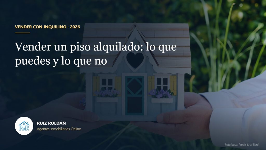 Llaves y documentos de un contrato de alquiler sobre una mesa